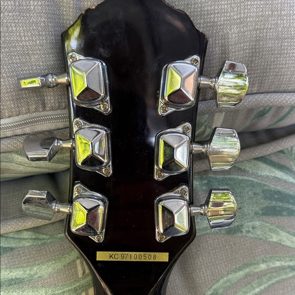 Les Paul Peewee Epiphone Electric Guitar in Black and Yellow - Picture 4 of 12